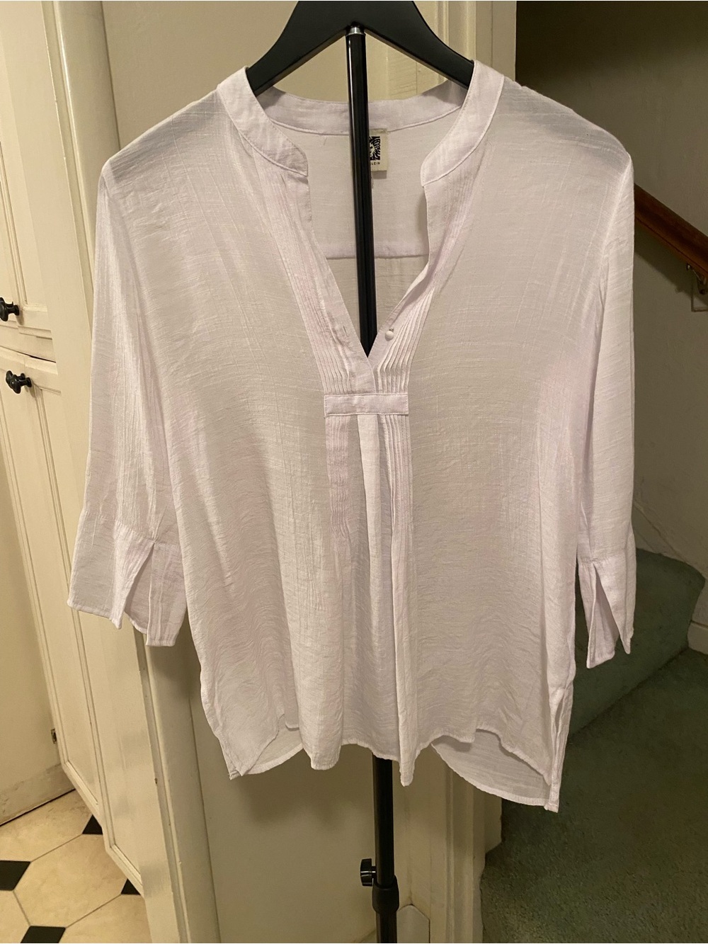Anne Klein White Split-Sleeve V-Neck Tunic, Size XS.
